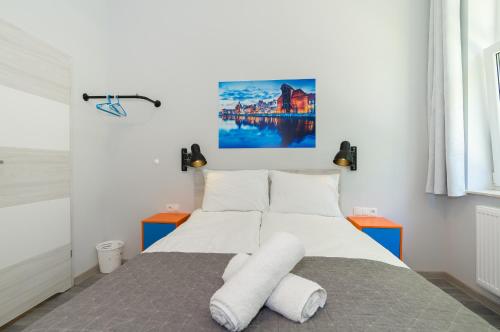 1 dormitorio con 1 cama con 2 almohadas blancas en Zefiro Stajenna, en Gdansk