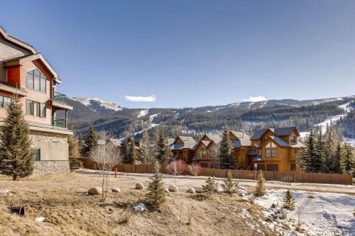 un grupo de casas con montañas en el fondo en Gateway Mountain Lodge by Keystone Resort, en Keystone