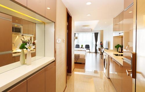 a room with a kitchen and a living room at Yuwa Serviced Residence in Foshan