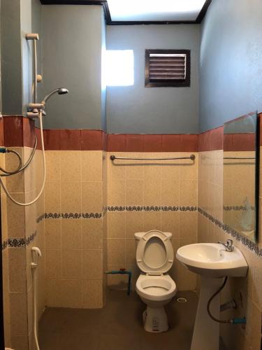 Soutjai Guesthouse & Restaurant في فانغ فينغ: حمام مع مرحاض ومغسلة