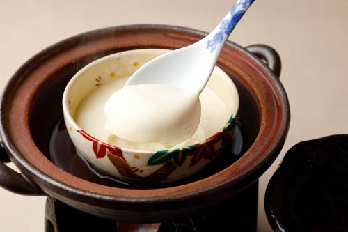 einen Löffel in einer Tasse mit Flüssigkeit in der Unterkunft Towa Ryokan in Kyoto