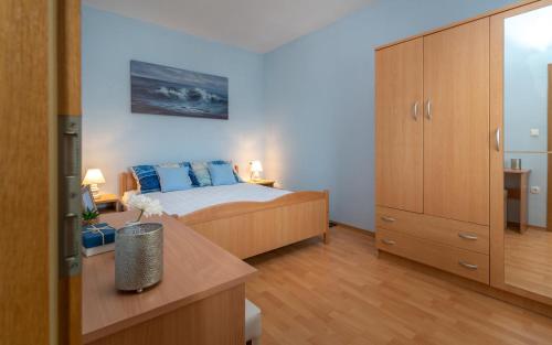 - une chambre avec un lit et des oreillers bleus dans l'établissement Villa Žuža, à Bristivica