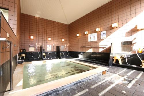 uma grande piscina de água numa casa de banho com em Nankishirahama Hotel Akariya em Shirahama