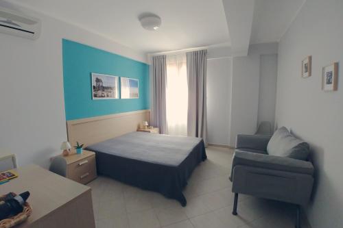- une chambre avec un lit, un canapé et une chaise dans l'établissement Bed & Breakfast Tiziana, à Castellammare del Golfo