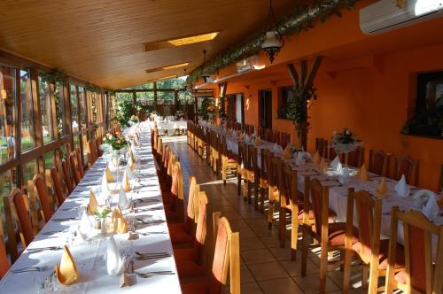 Reštaurácia alebo iné gastronomické zariadenie v ubytovaní Hotel Bona