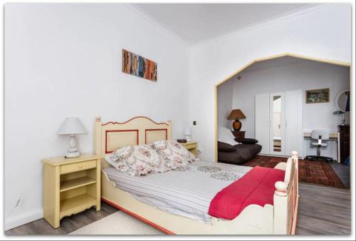 ベジエにあるDuplex – Confort & Charmeのベッドルーム1室(赤毛布付きの大型ベッド1台付)