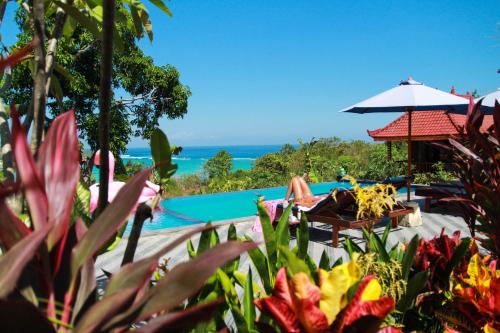 a view of the pool at the resort at Bukit Permata Lembongan in Nusa Lembongan