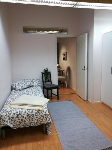 NedervetilにあるRBA RentHouse Apartment 1のベッドルーム1室(ベッド1台、椅子1脚、ドア付)