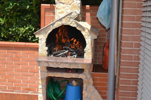 einen Steinofen mit einem Feuer darin in der Unterkunft Sole e Luna in Pontecagnano