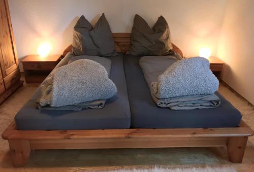 - un canapé bleu avec 2 oreillers dans l'établissement Schwarzwaldmädel, à St. Peter