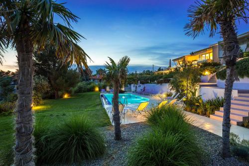 Bazén v ubytování A&A Luxury Beach Villas nebo v jeho okolí