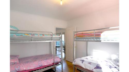 Katil dua tingkat atau katil-katil dua tingkat dalam bilik di SURF'S UP - SURF SIDE