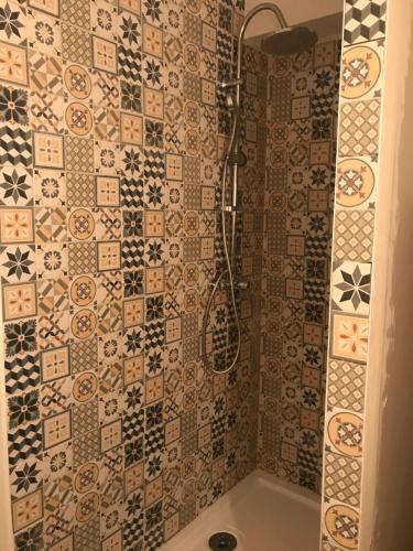 ヴァルラ・プラージュにあるStudio Valras Plageのタイル張りの壁のバスルーム(シャワー付)
