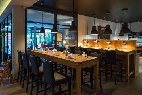 a restaurant with a long wooden table and chairs at City-Appartements Am Wall in Goslar
