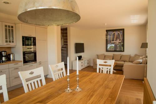 a kitchen and living room with a table and chairs at Grüne Hufe in Born
