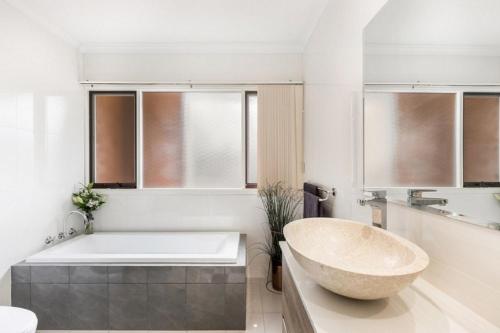 Ένα μπάνιο στο Adelaide Style Accommodation-Close to City-North Adelaide-3 Bdrm-free Parking
