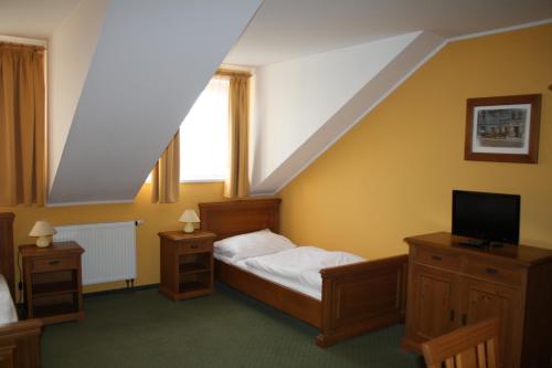 Säng eller sängar i ett rum på Hotel Bouček