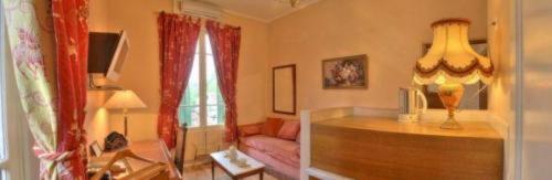 un salon avec un canapé et une table dans l'établissement Auberge des Écluses, à Carrières-sous-Poissy