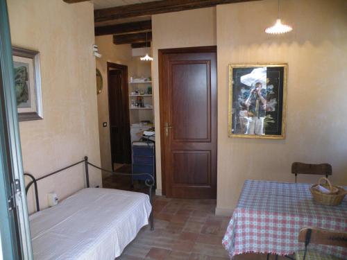 1 dormitorio con 2 camas y una foto de un soldado en the ancient sicilian house near zingaro reserve Scopello, en Scopello