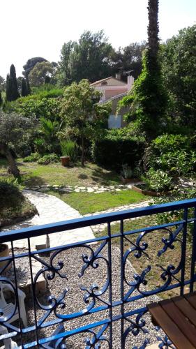 イエールにあるvilla le grilladouのバルコニーから庭園の景色を望めます。