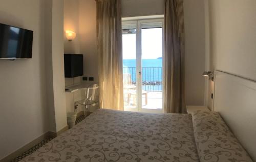 A bed or beds in a room at Hotel Venere Azzurra