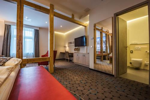TV a/nebo společenská místnost v ubytování AKZENT Hotel Villa Saxer