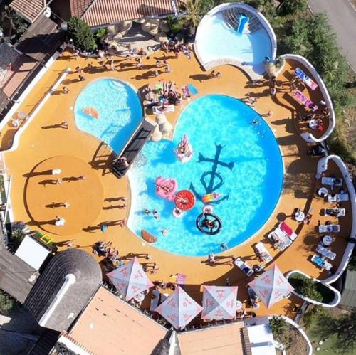 - une vue sur la grande piscine d'un parc aquatique dans l'établissement Camping le Camarguais, à Lattes