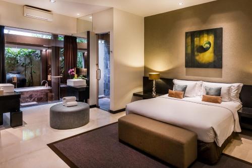 una camera da letto con un letto grande e un bagno di Cicada Luxury Townhouses a Seminyak