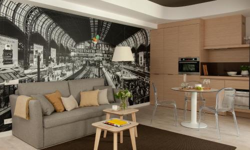a living room with a couch and a kitchen at Eric Vökel Boutique Apartments - Hamburg Suites in Hamburg