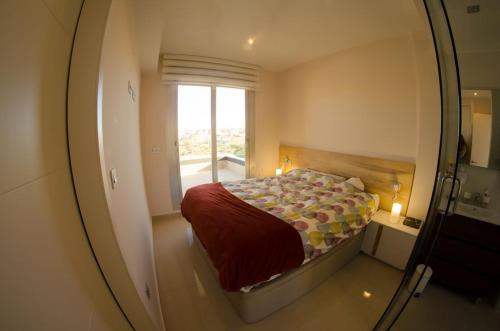 VillacostaにあるVilla Filipinas 16のベッドルーム1室(ベッド1台、大きな窓付)