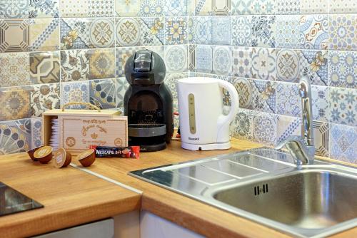 encimera de cocina con fregadero y cafetera en Apartment Iris, en Plovdiv