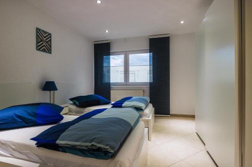 Un dormitorio con dos camas y una ventana. en Hoger Ferienwohung, en Lahr