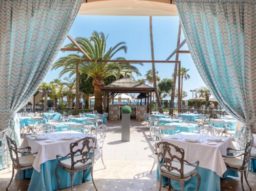 a set up for a wedding reception at the resort at Hotel IPV Palace & Spa - Adults Recommended in Fuengirola
