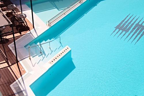 an overhead view of a swimming pool at Hotel Serrano Palace in Cala Ratjada
