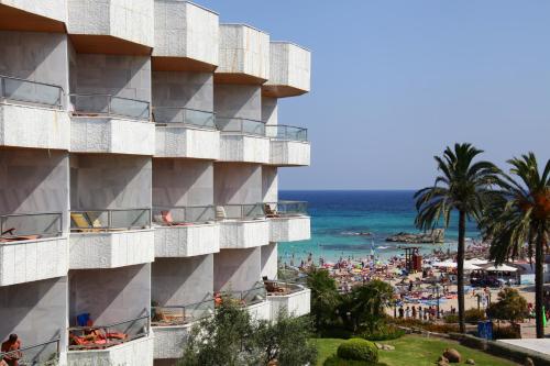a hotel with a view of the beach at Hotel Serrano Palace in Cala Ratjada
