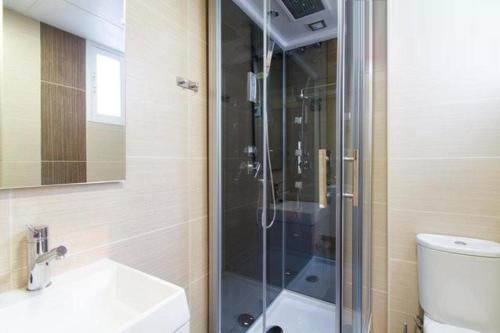 een badkamer met een douche, een wastafel en een toilet bij Happy Apartments Valencia in Valencia