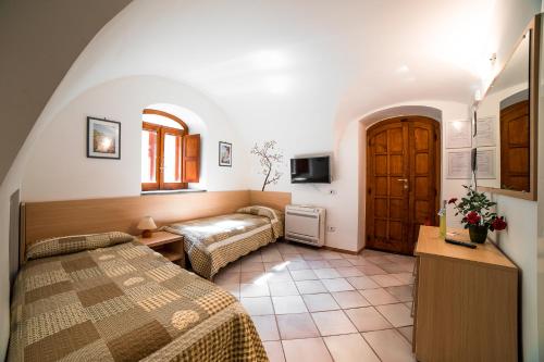 a hotel room with a bed and a tv at Il Roseto B&B in Ravello