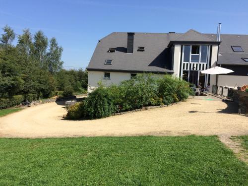 ein Haus mit Kieseinfahrt vor einem Haus in der Unterkunft Energîte in Tillet