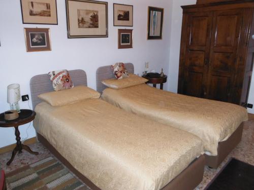 two beds sitting next to each other in a room at B&B Villa Olmo in Como