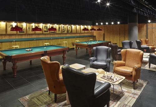 Casa Camper Barcelona tesisinde bir bilardo masası