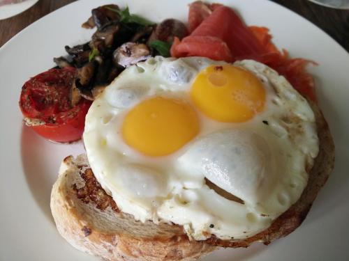 um prato de comida com ovos numa sanduíche em Sailors Home - C6, Vasant Kunj em Nova Deli