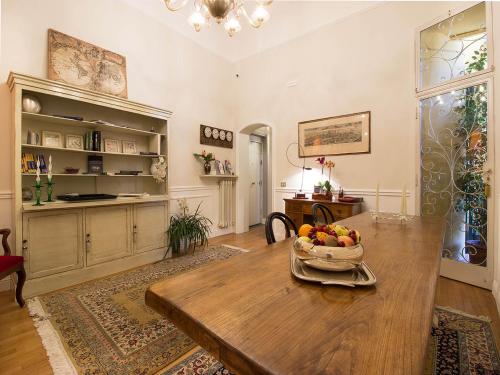 - un salon avec une table en bois et une corbeille de fruits dans l'établissement Your Florence, à Florence