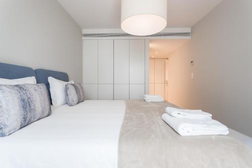 FLH Rato Spacious Apartment tesisinde bir odada yatak veya yataklar
