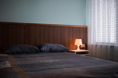 una camera con un grande letto con testiera in legno di Апарт Пееви a Gabrovo