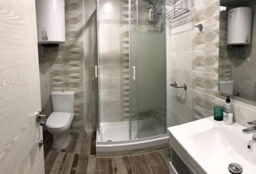 La salle de bains est pourvue d'une douche, de toilettes et d'un lavabo. dans l'établissement Guest House Lana Denia, à Dénia