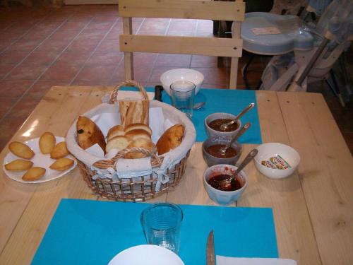 une table avec un panier de pain sur une table dans l'établissement Chambre d'hôtes 84 de la Manelière, à La Flocellière