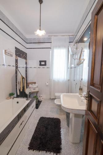 a bathroom with a tub and a sink and a tub at MAISON MI.RI' in Termoli