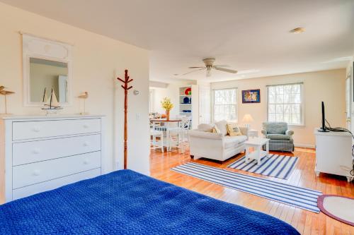 um quarto com uma cama azul e uma sala de estar em Treetop em Edgartown