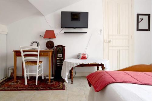 - une chambre avec un bureau et une table avec une chaise dans l'établissement Beziers Studio Terrasse, à Béziers