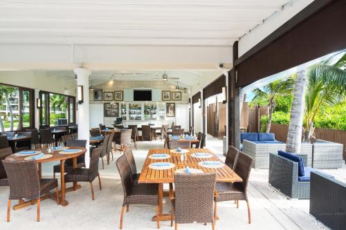 Restaurace v ubytování The Sands at Grace Bay
